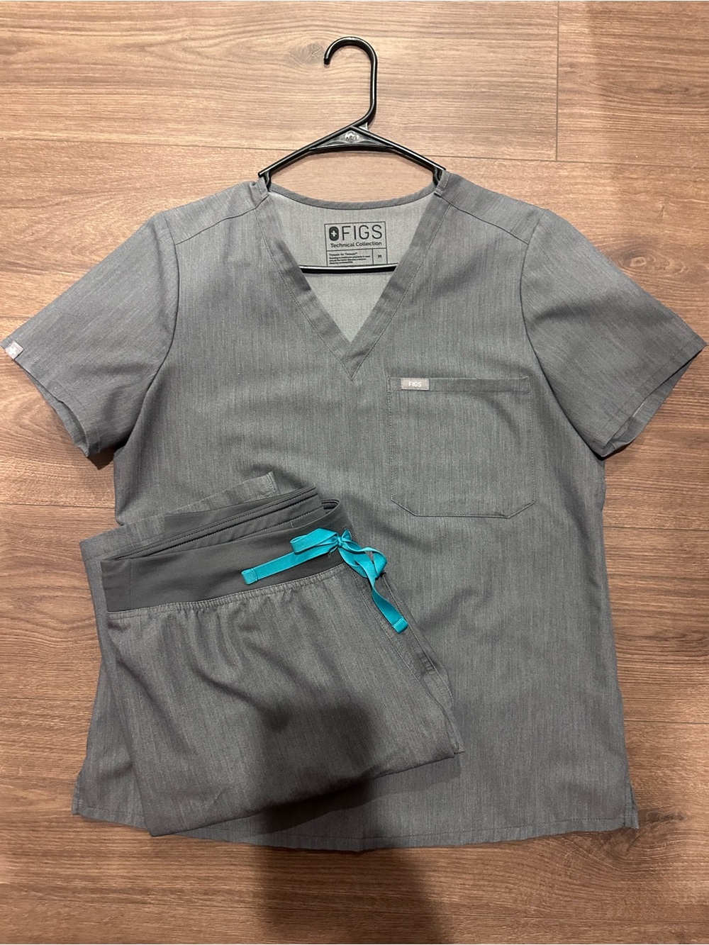 FIGS women’s heather grey scrub set